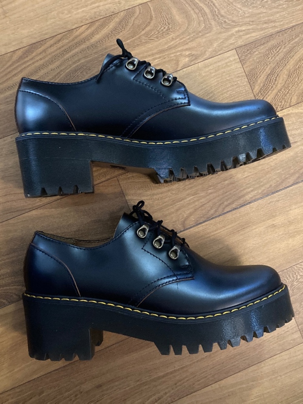 NEW Dr. Martens Leona Lo Black Smooth Vintage Leather Low Platform Boots US 10